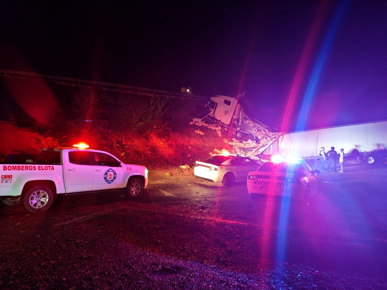 Tráiler sufre accidente en Tanques, Elota