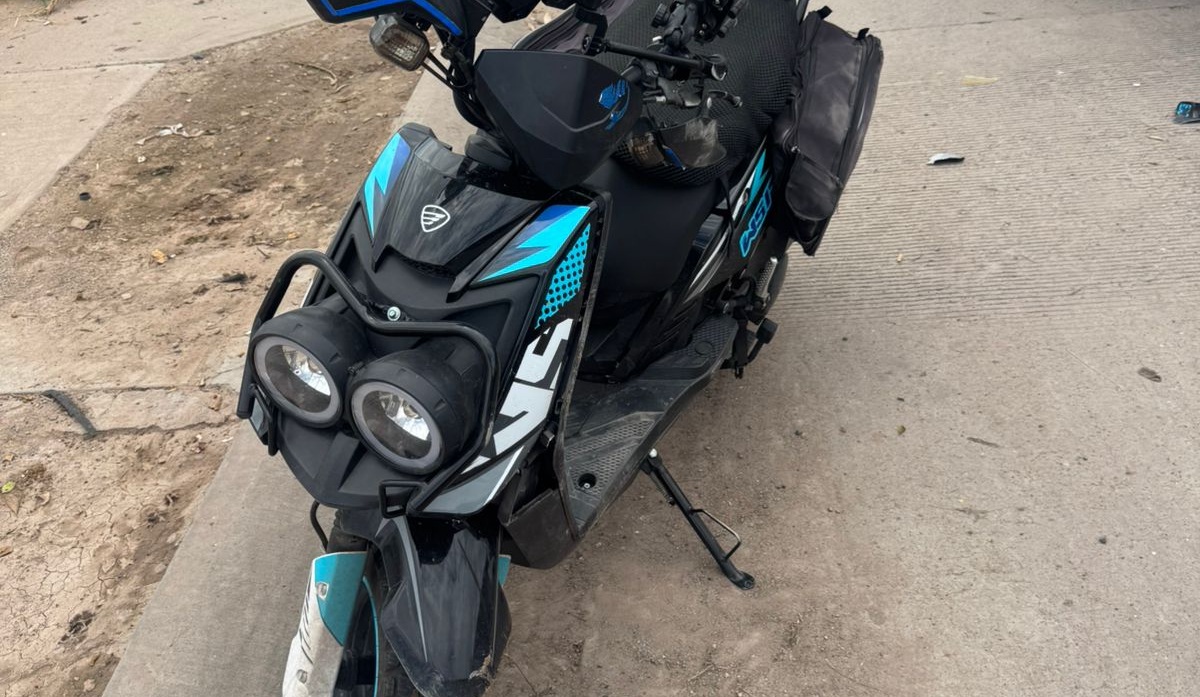 Tres lesionados en accidente de moto y carro en Los Mochis