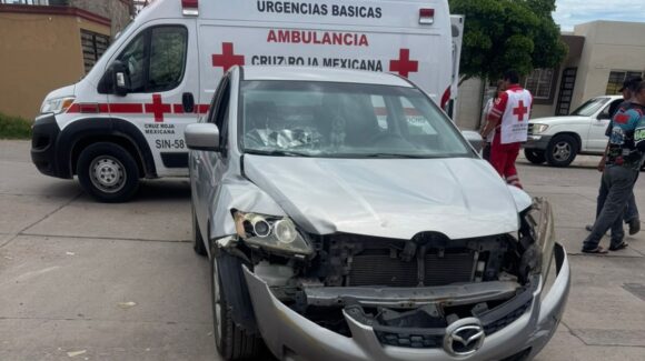 Accidente entre moto y carro deja tres personas lesionadas en Las Canteras, en Los Mochis