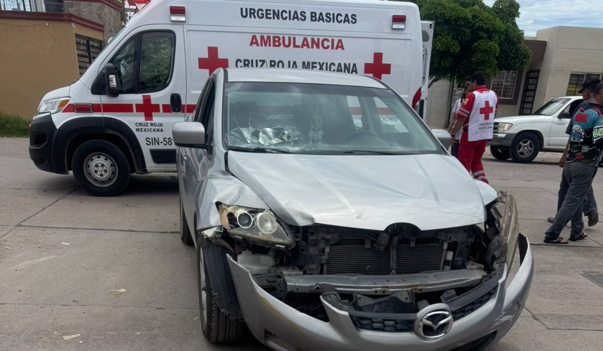 Tres lesionados en accidente de moto y carro en Los Mochis