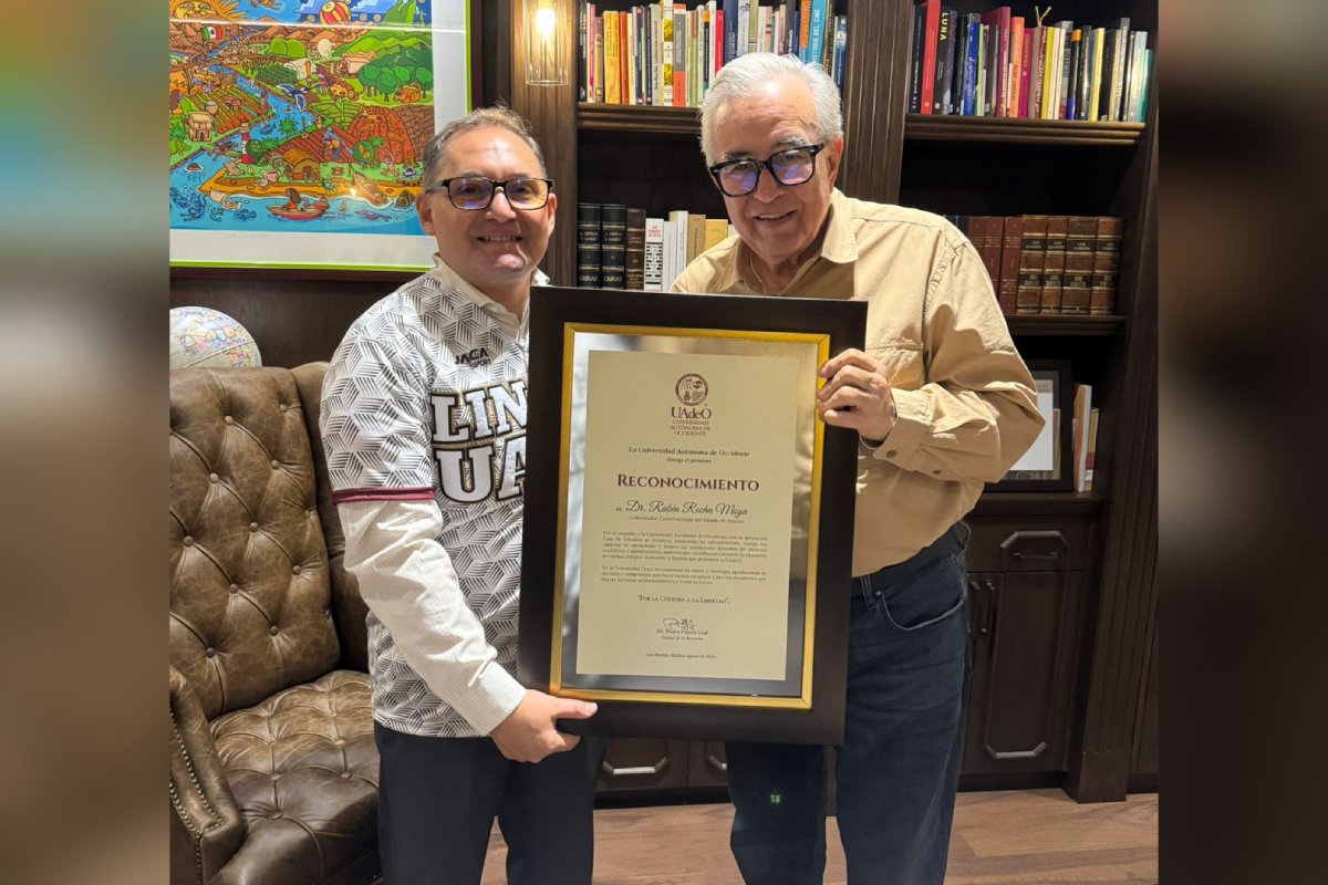 Pedro Flores Leal, rector de la UAdeO entrega reconocimiento a Rubén Rocha Moya, gobernador de Sinaloa