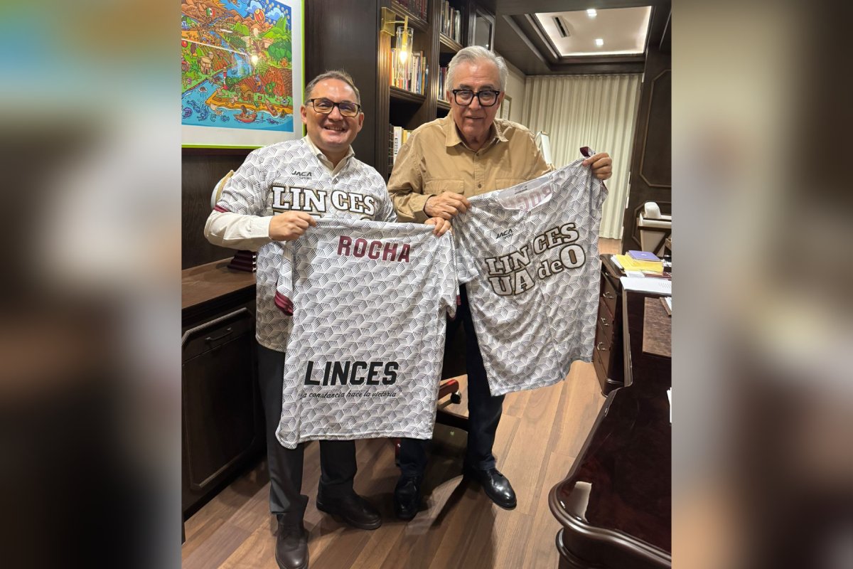 Pedro Flores Leal, rector de la UAdeO entrega una casaca del equipo “Linces” a Rubén Rocha Moya, gobernador de Sinaloa