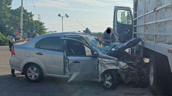 Un lesionado deja choque entre automóvil y camión transportador en Mazatlán