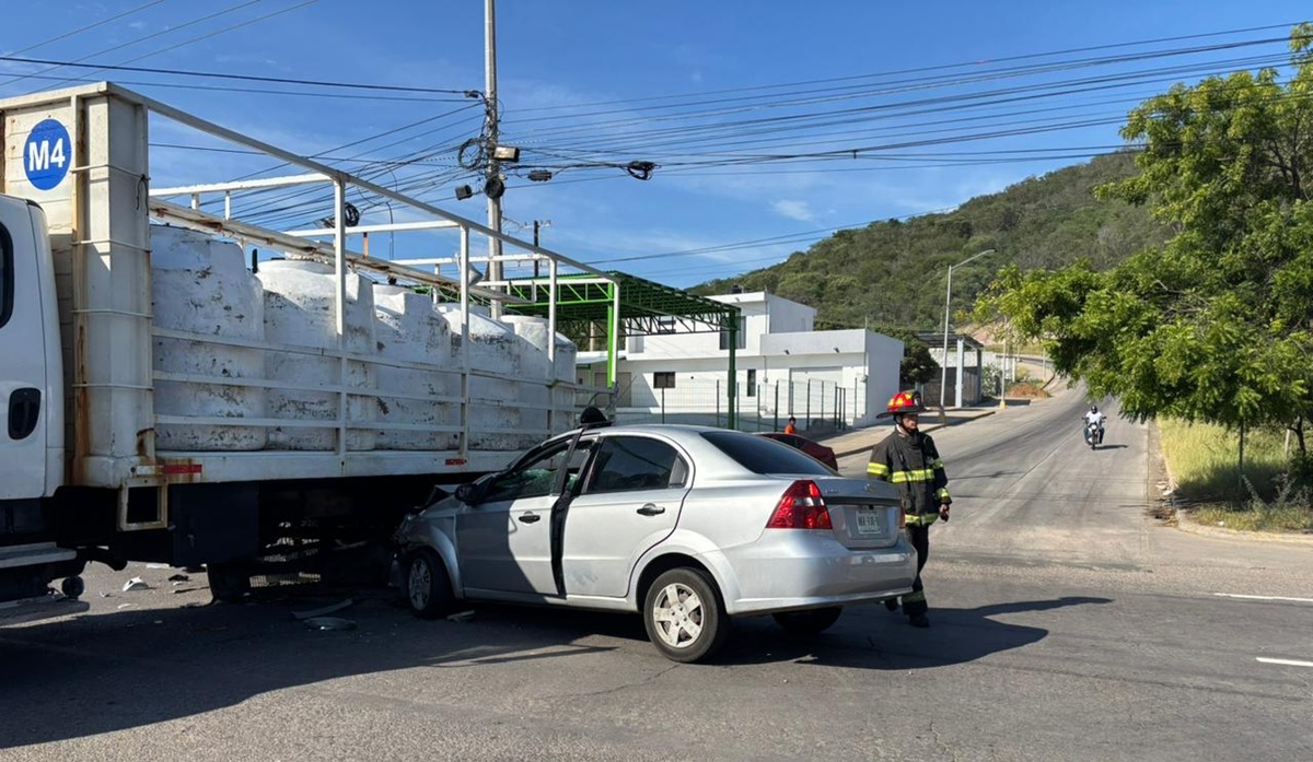 Un lesionado dejó un fuerte choque entre un auto y un camión, en Mazatlán