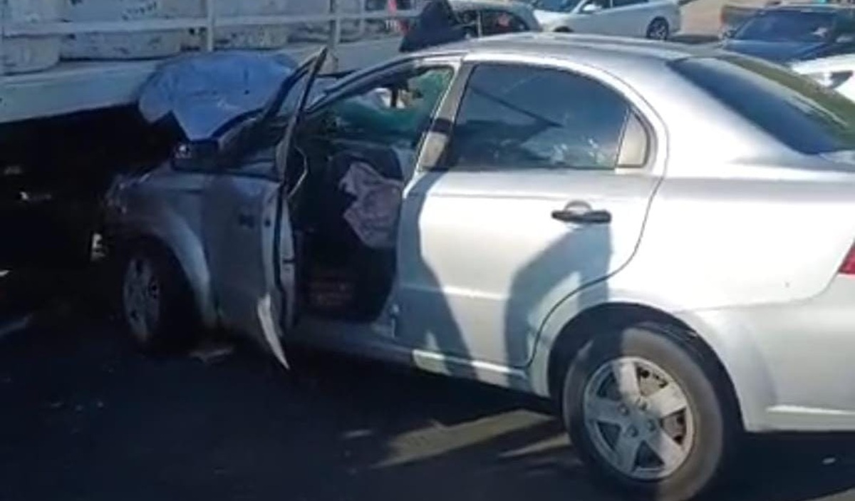 Un lesionado dejó un fuerte choque entre un auto y un camión, en Mazatlán