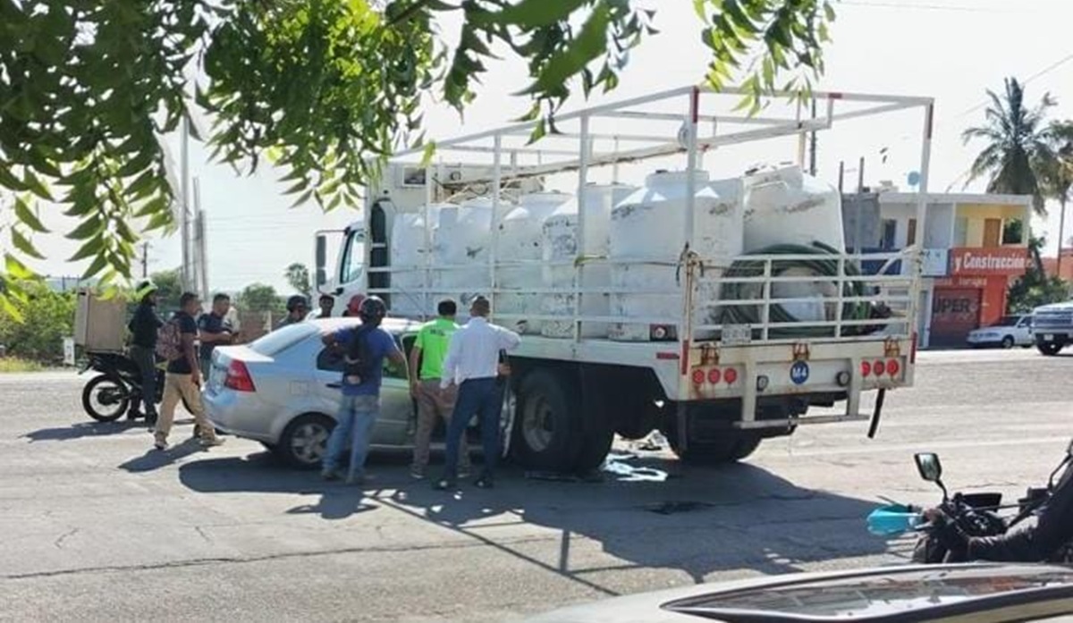 Un lesionado dejó un fuerte choque entre un auto y un camión, en Mazatlán