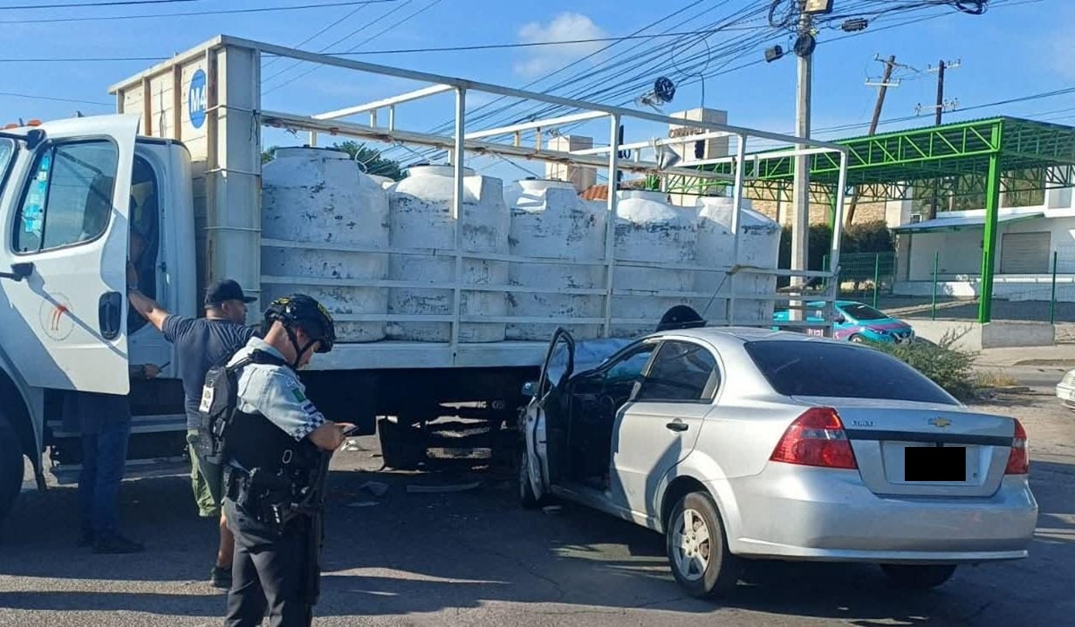 Un lesionado dejó un fuerte choque entre un auto y un camión, en Mazatlán