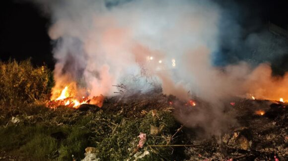 ‘No podíamos respirar’; fuerte incendio en predio de la colonia Jaripillo genera molestia entre vecinos de Mazatlán