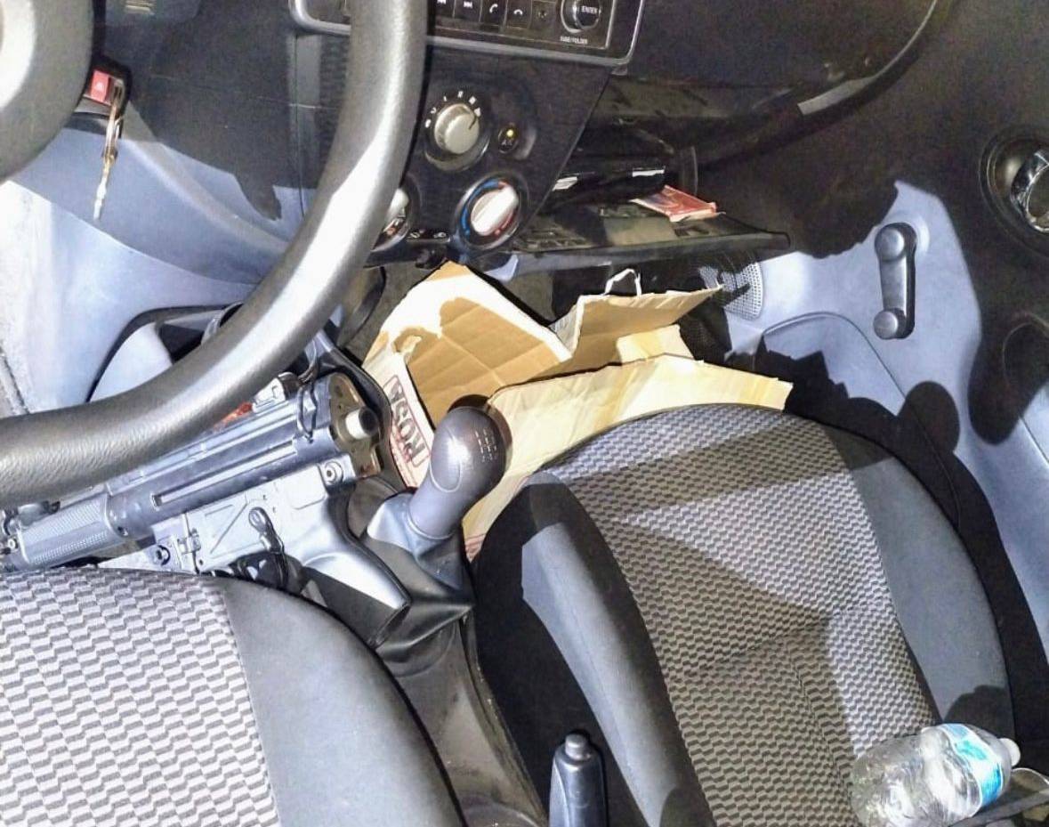 una subametralladora se hallo dentro del auto