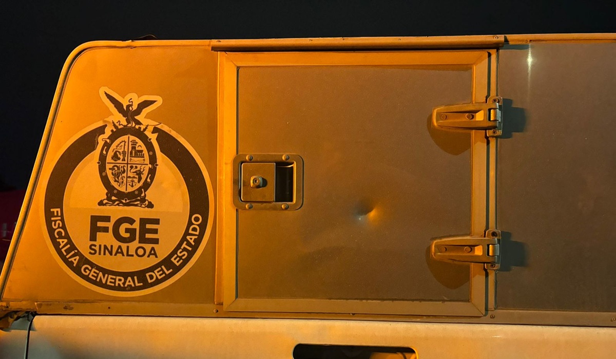 Vehículo de la Policía de Investigación de la FGE investiga muerte de hombre en Navolato