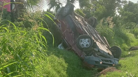 Choque en Guasave deja una mujer lesionada y una unidad volcada