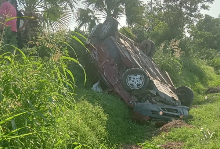 Choque en Guasave deja una mujer lesionada y un auto volcado