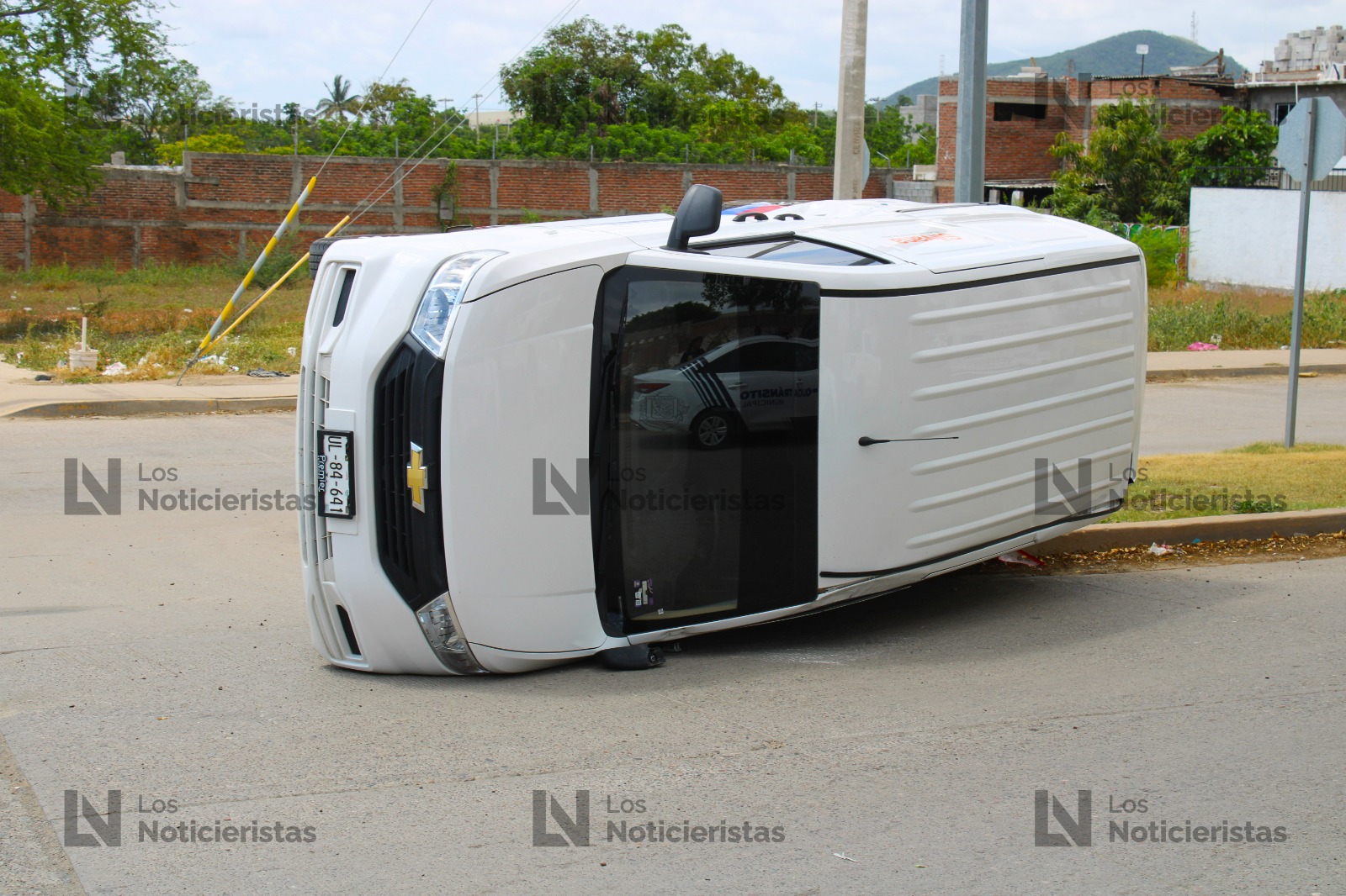 Volcadura en el fraccionamiento Valles del Ejido en Mazatlán