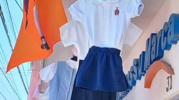 Regresan madres de familia a centros de canje por uniformes escolares buscando calidad