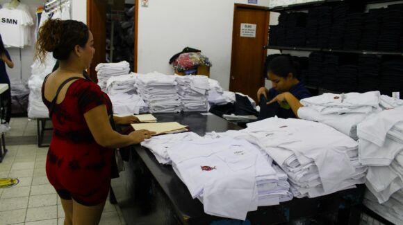 Entrega de uniformes y útiles escolares al 82%; tienen hasta el 14 de noviembre para realizar el canje