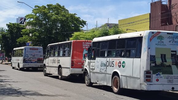 Adquisición de útiles escolares y uniformes ayudan a tener ventas al transporte público urbano de Los Mochis