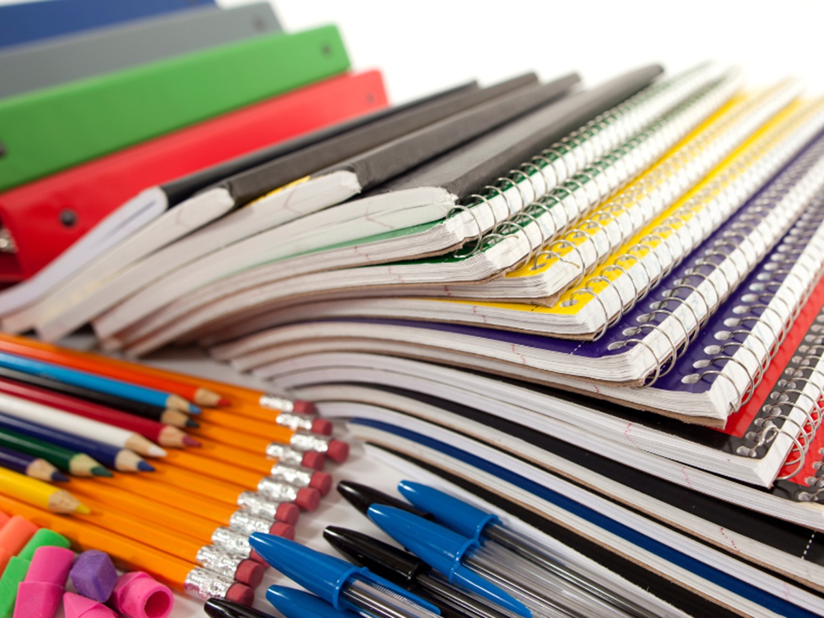 Útiles escolares (lápices, colores, libretas y plumas)