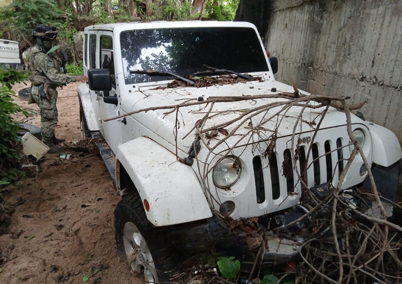 Jeep abandonado en una brecha