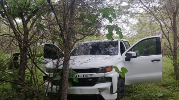 ¡Uno era blindado y 2 robados! En Cosalá, localizan tres vehículos abandonados