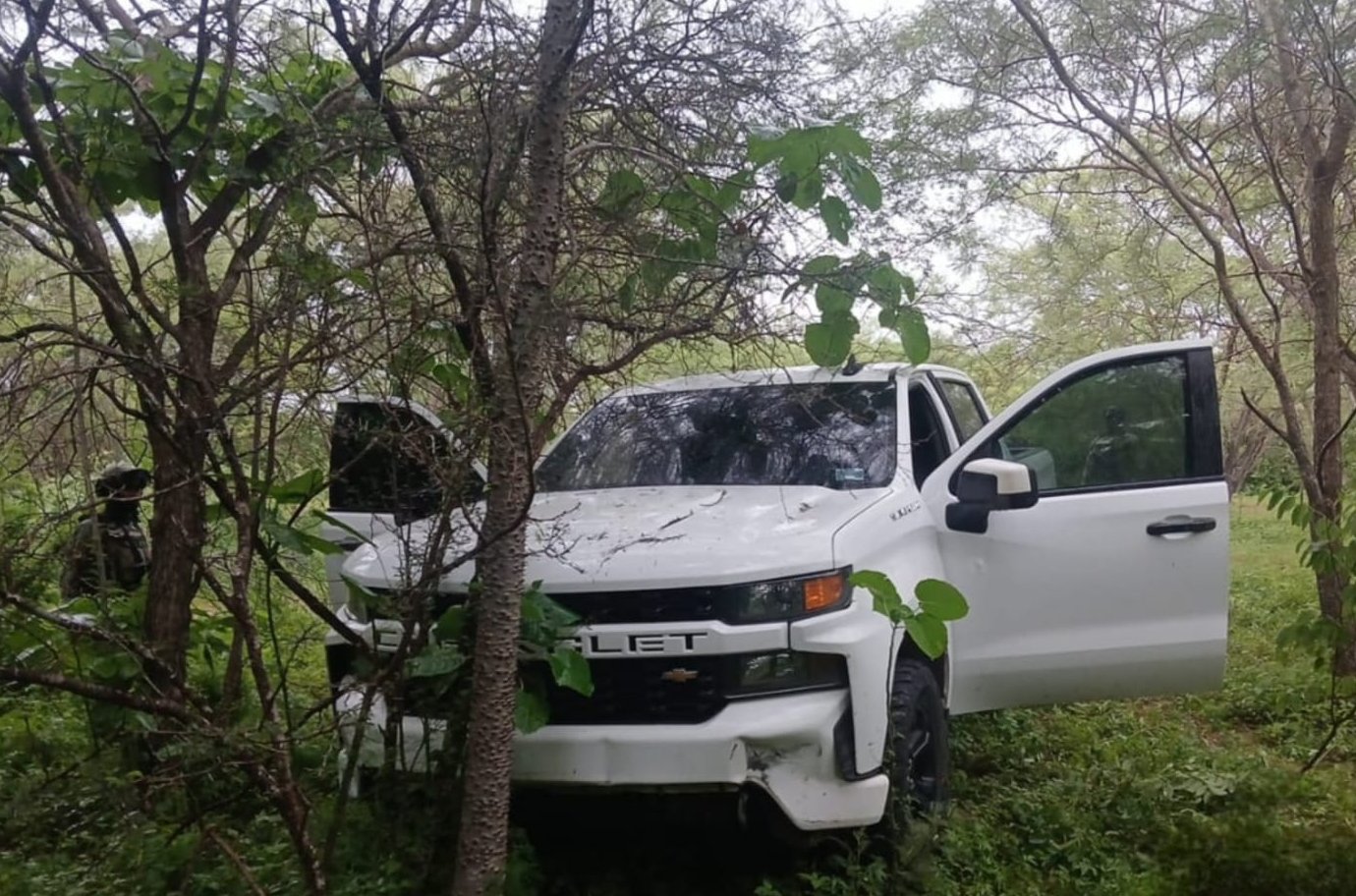 Chevrolet Silverado con las puertas abiertas en estado de abandono