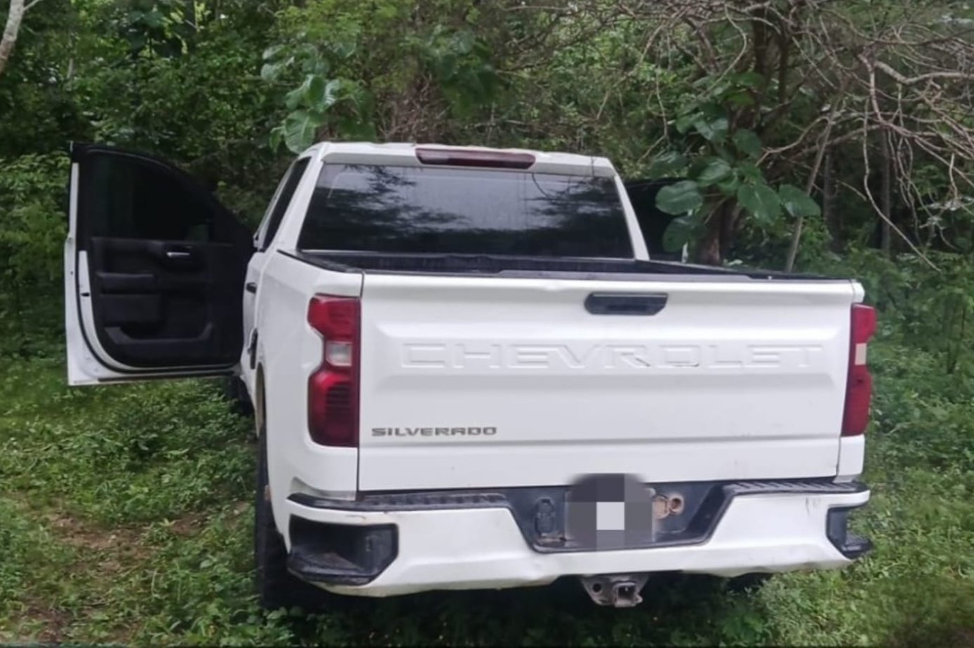 Chevrolet Silverado con las puertas abiertas en estado de abandono
