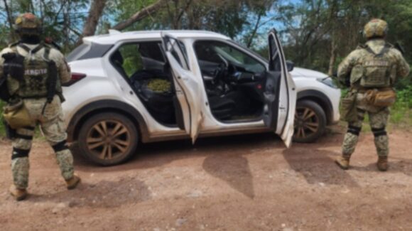 Dos vehículos y más de 20 kilos de droga fueron asegurados en El Carrizal, Culiacán