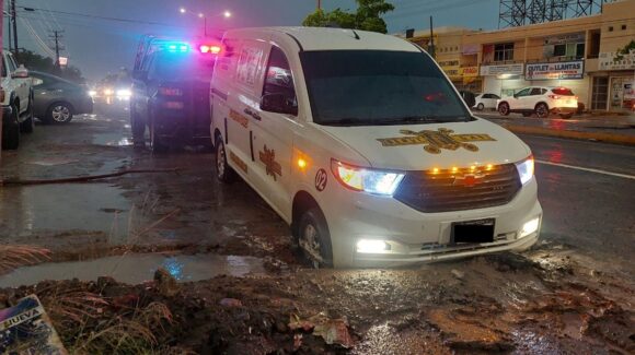 Vehículo cae en zanja durante fuerte lluvia en Guamúchil