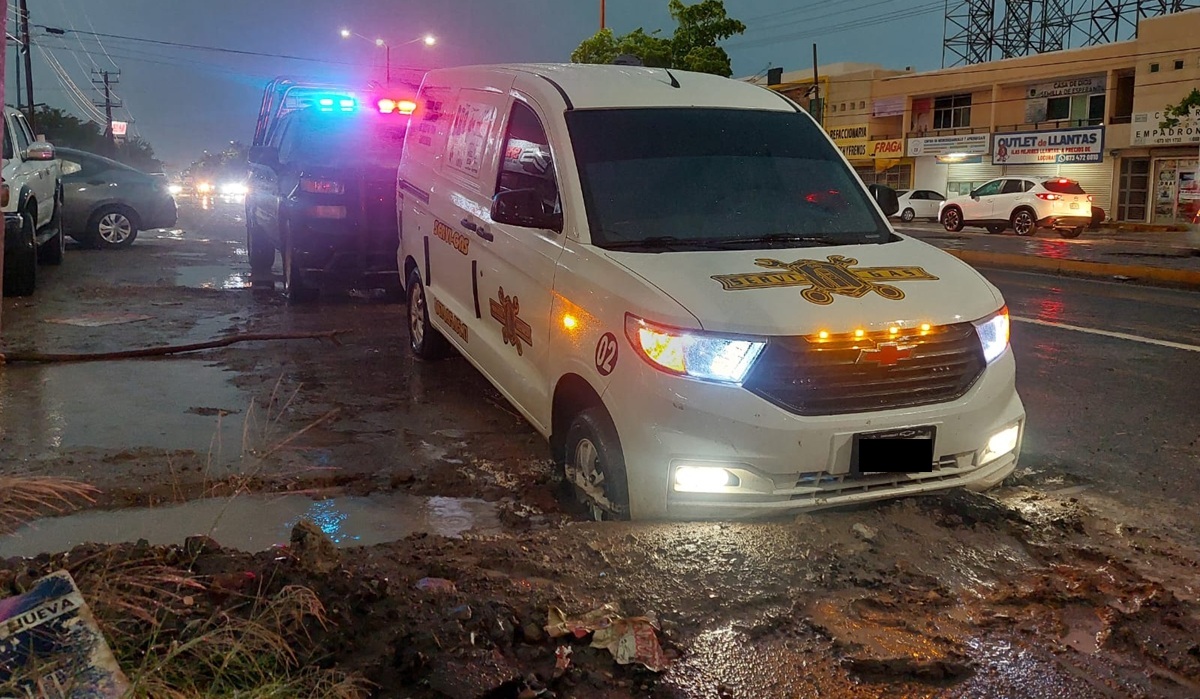 Camioneta cae en zanja durante lluvias en Guamúchil