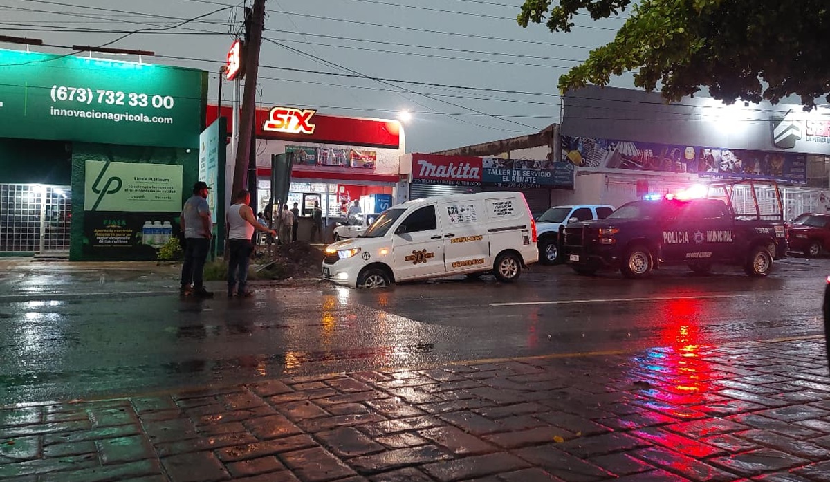 Camioneta cae en zanja durante lluvias en Guamúchil