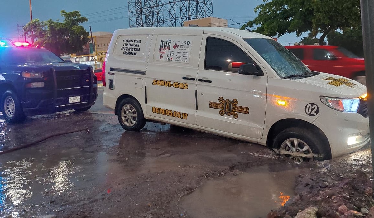 Camioneta cae en zanja durante lluvias en Guamúchil