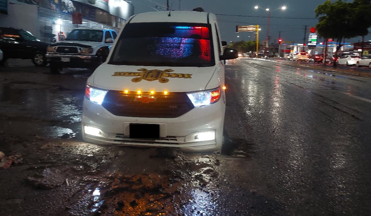 Camioneta cae en zanja durante lluvias en Guamúchil