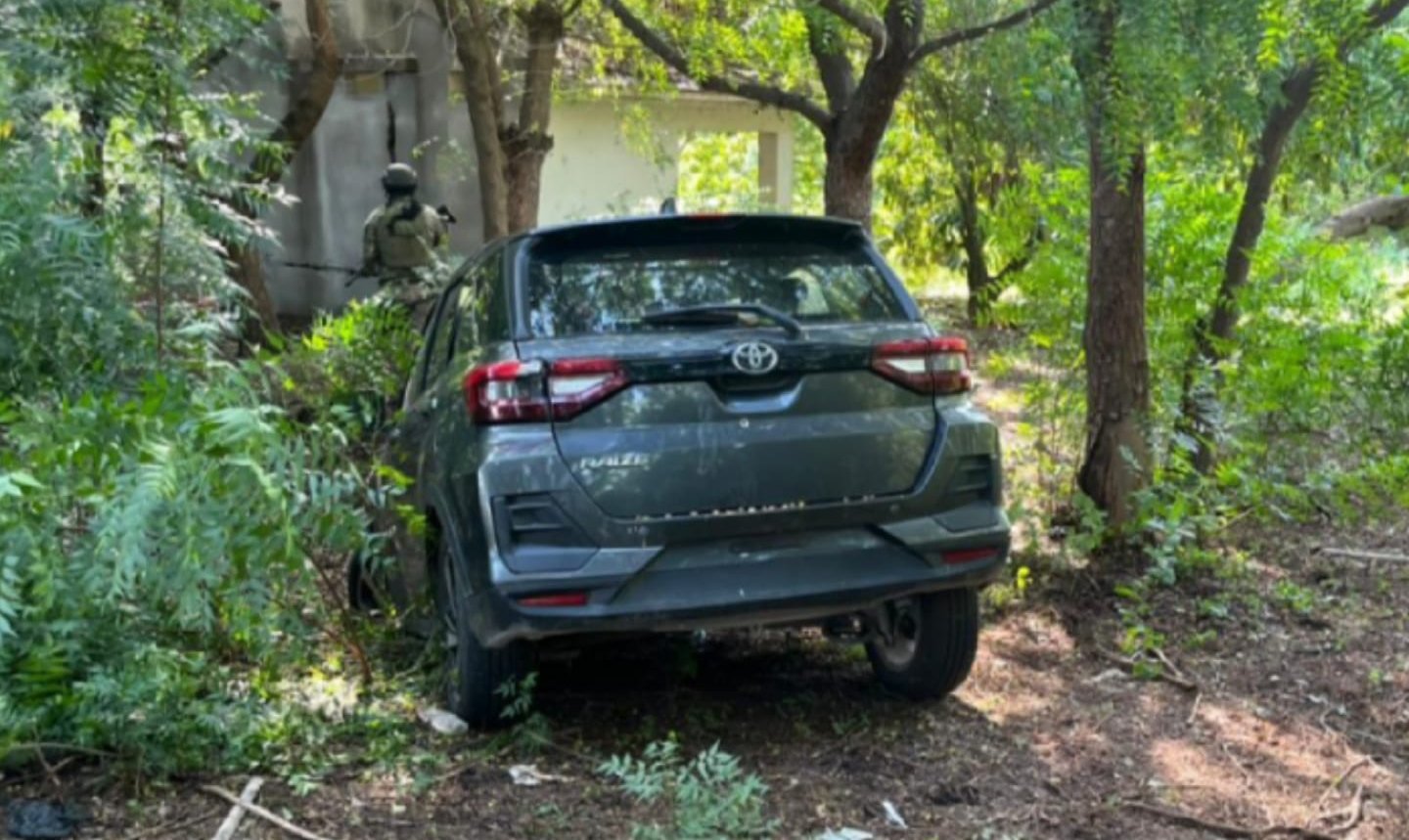 Camioneta Toyota Avanza gris robada, recuperada por el Ejercito