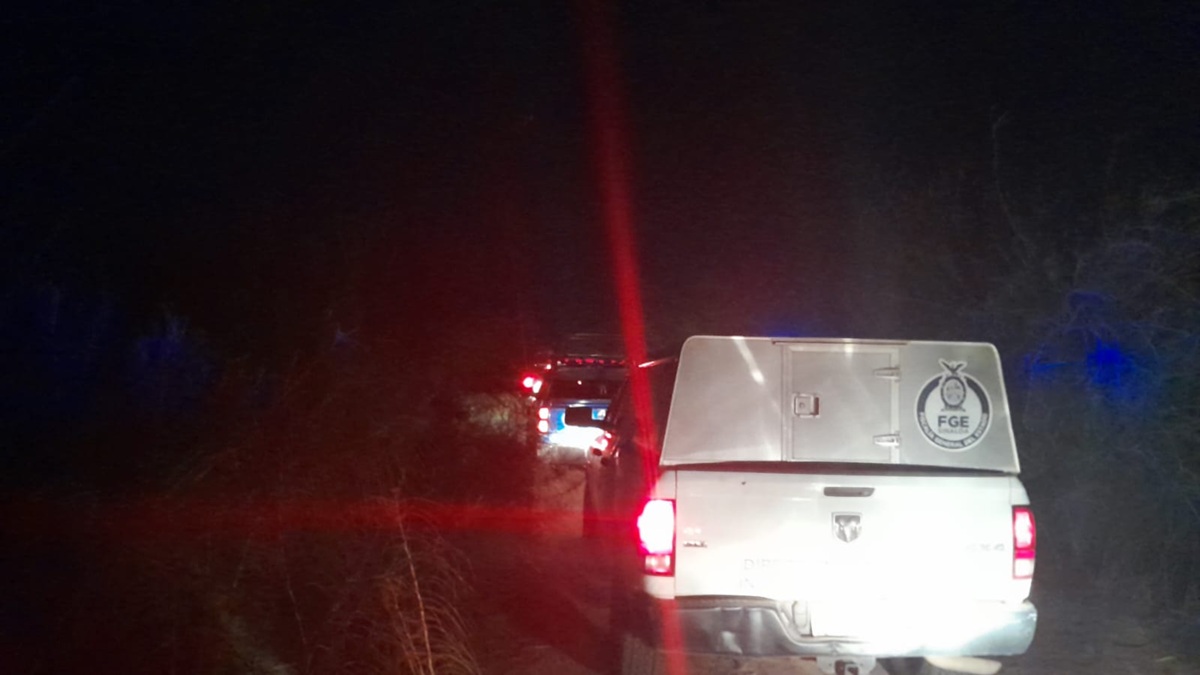 Autoridades resguardan el lugar donde fue encontrado un hombre sin vida en El Tigre, Navolato
