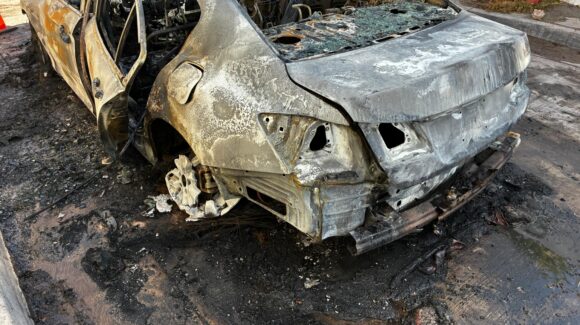 Vehículo incendiado en callejón de Los Mochis, fue utilizado en ataque a joven Carlos de Las Mañanitas