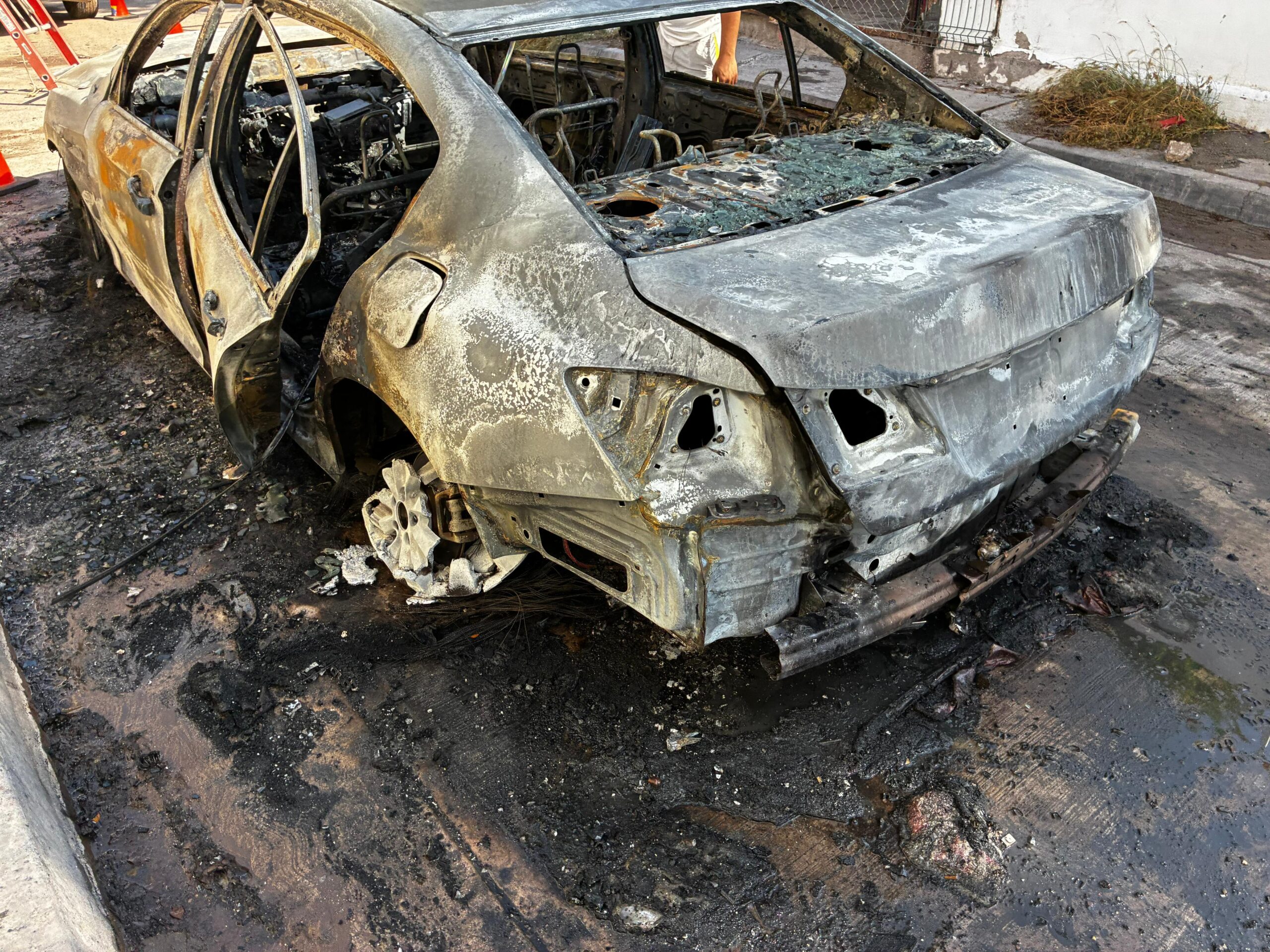 vehiculo incendiado en los mochis