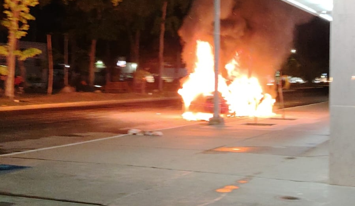 Vehículo se incendia afuera de hospital privado en Los Mochis