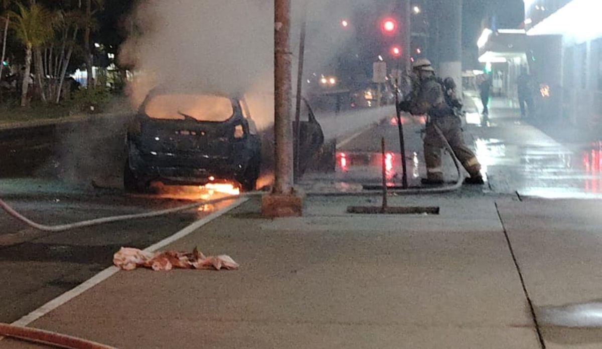Vehículo se incendia afuera de hospital privado en Los Mochis
