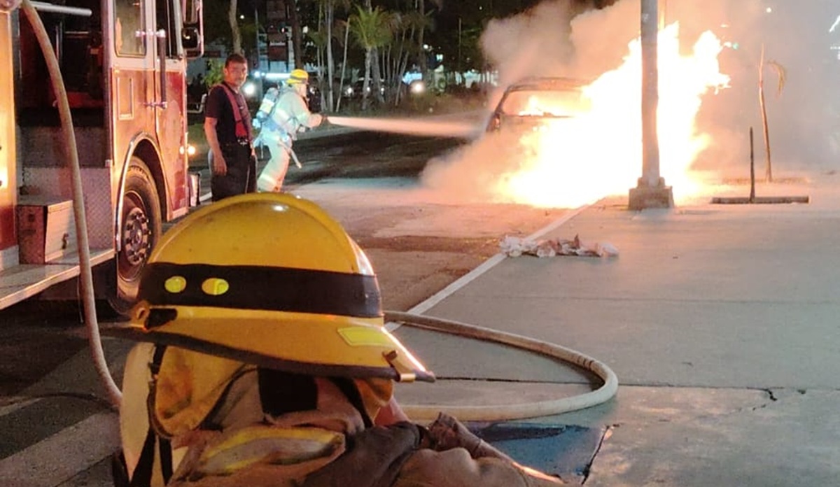 Vehículo se incendia afuera de hospital privado en Los Mochis