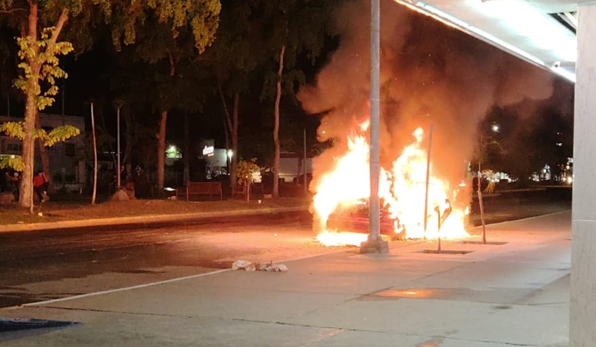 Vehículo se incendia afuera de hospital privado en Los Mochis