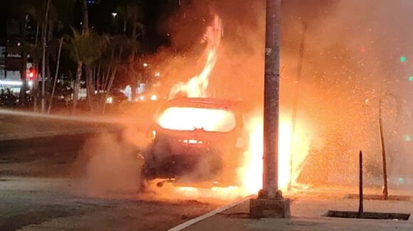 Se incendia vehículo a las afueras de hospital privado de Los Mochis