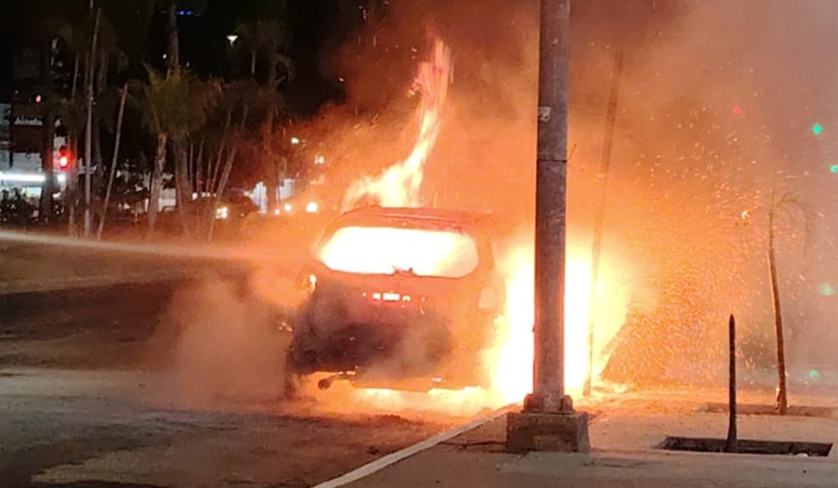 Vehículo se incendia afuera de hospital privado en Los Mochis