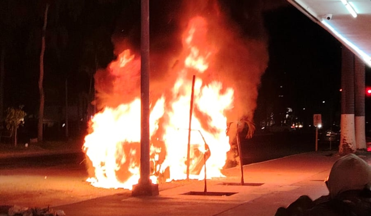 Vehículo se incendia afuera de hospital privado en Los Mochis