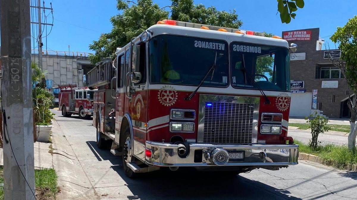 Vehículo se incendia en Mazatlán