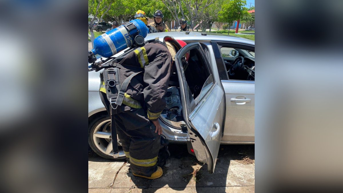 Vehículo se incendia en Mazatlán