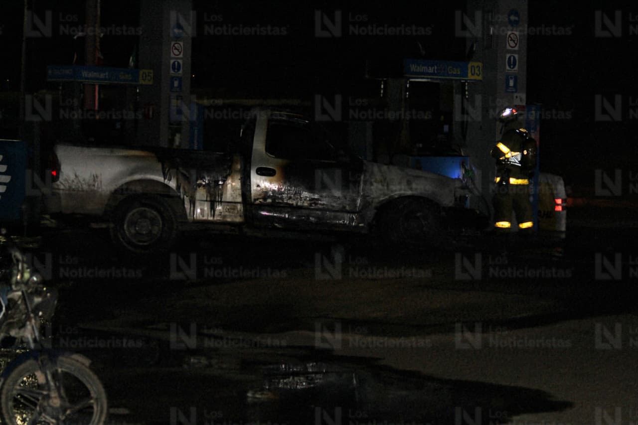 Vehículo se incendia en supermercado de Guasave