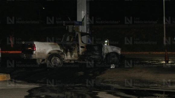 Camioneta se incendia en gasolinera de Guasave y desata pánico en clientes de supermercado