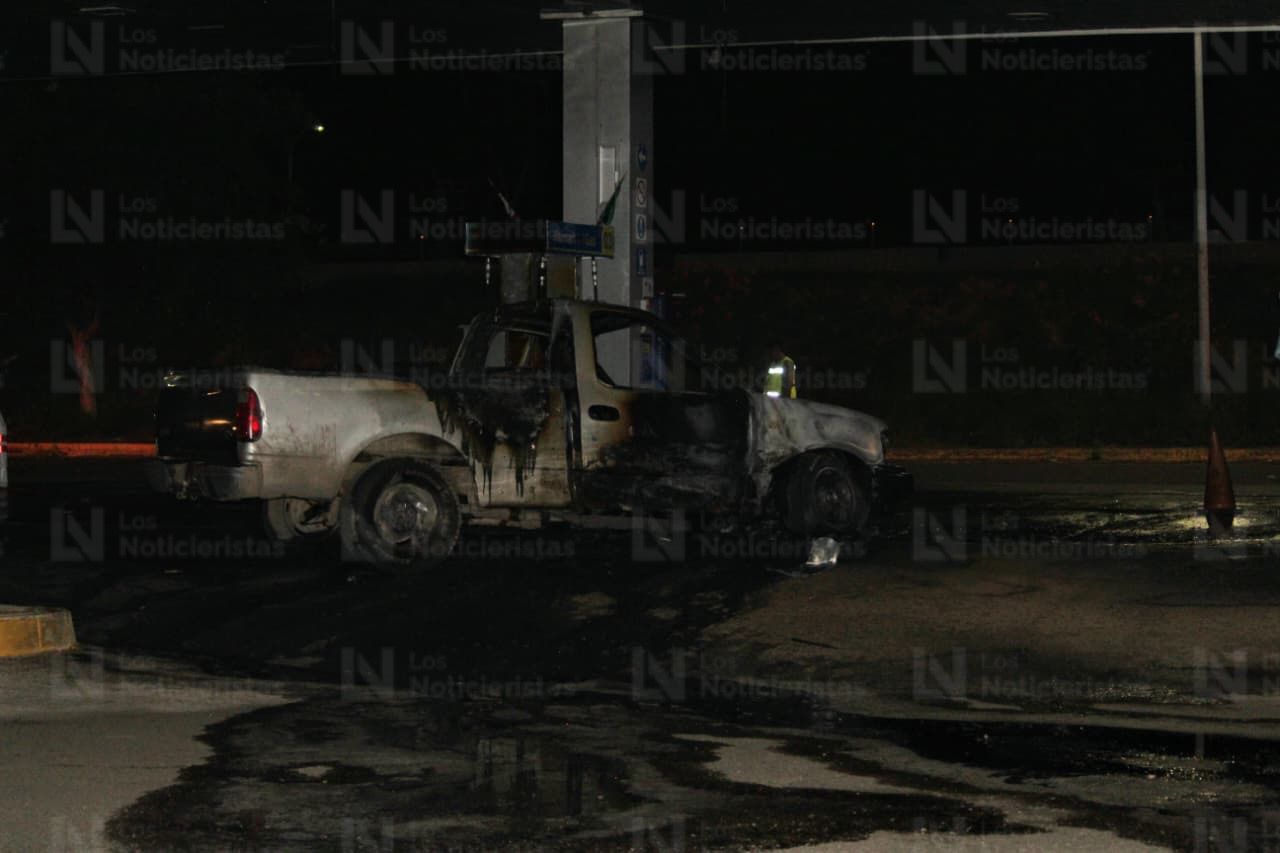 Vehículo se incendia en supermercado de Guasave