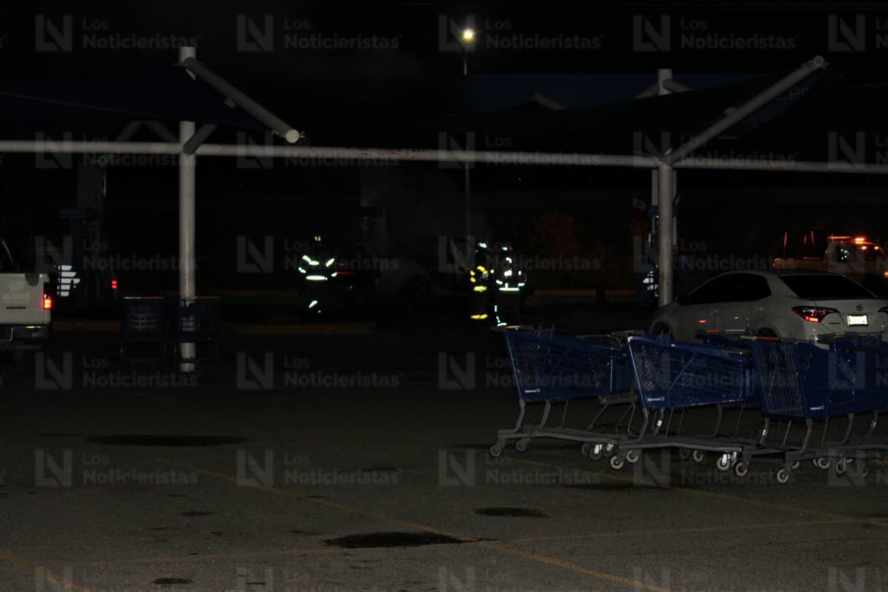 Vehículo se incendia en supermercado de Guasave