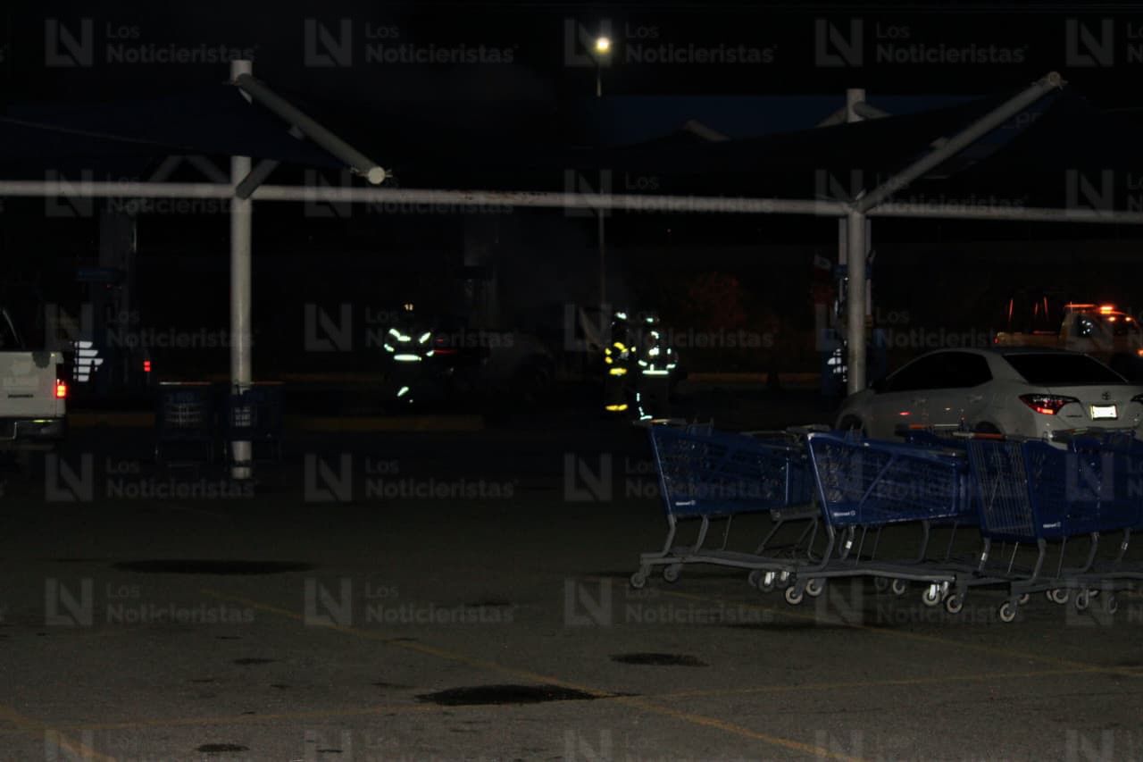Vehículo se incendia en supermercado de Guasave