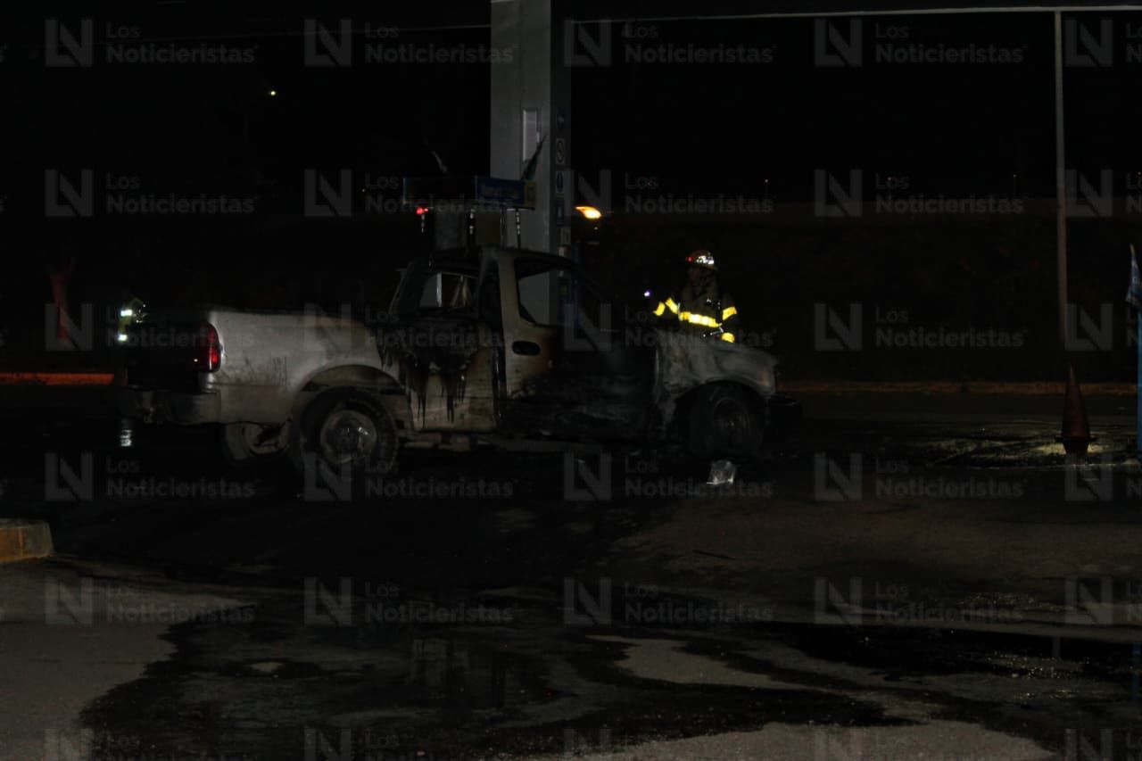 Vehículo se incendia en supermercado de Guasave